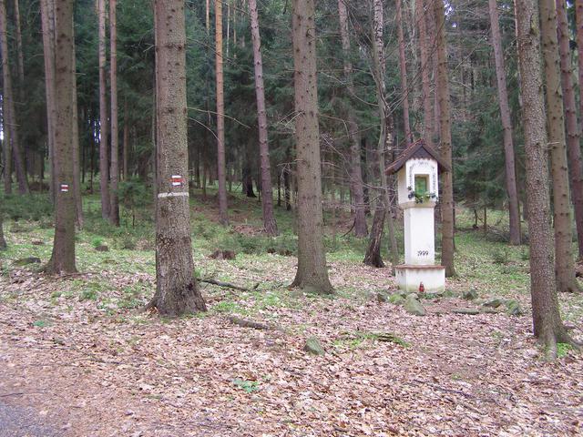 Výklenková kaplička Sv. Václava na úbočí Hradu
